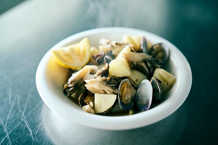 【スパじゃがつまみSESSION⑤】貝の旨味とスパイスの風味を纏った「アサリとじゃがいもの酒蒸し」