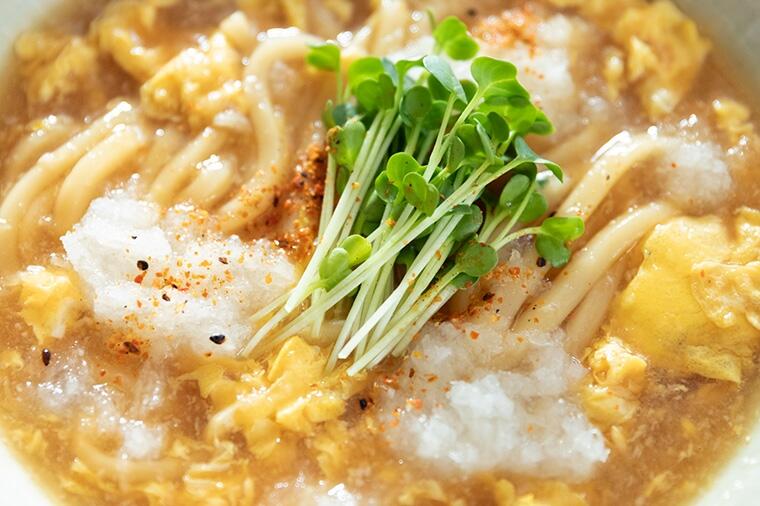 【体の芯からぽかぽかに！】肌寒い日にじんわり染みる「温かいうどん」3選