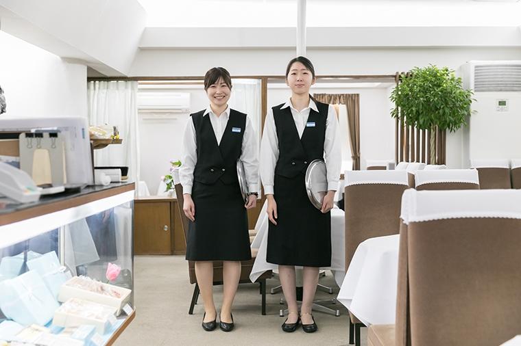制服の女性ふたり