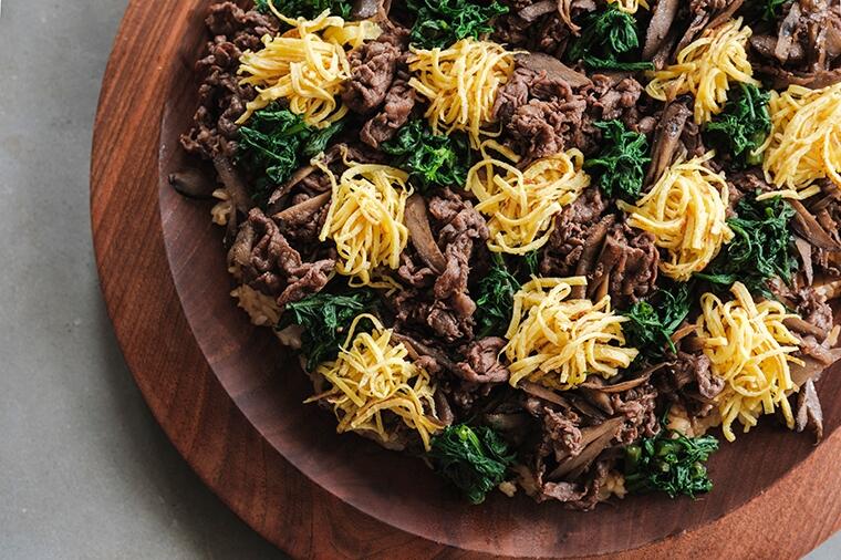 【程よく甘辛な味わい】「牛肉とごぼうのしぐれ煮のちらし寿司」は、世代を問わず大満足のご馳走