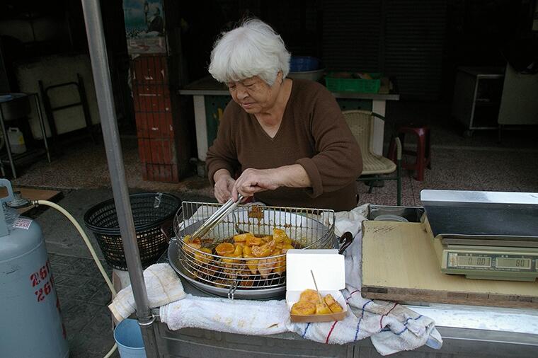 大ぶりカットな台湾のさつまいもスイーツ|世界の大学芋