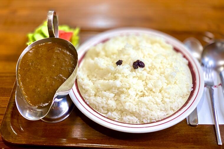 初めてなのに懐かしい山盛りカレー|松尾貴史のカレードスコープ⑰