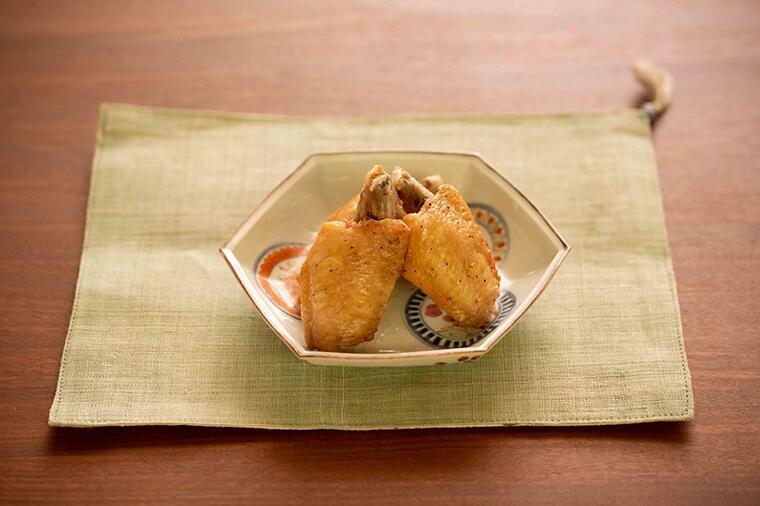 味つけは塩、胡椒のみ。素揚げしただけの「一夜干し鶏手羽の唐揚げ」