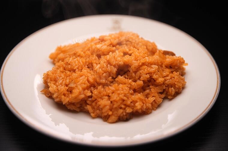 丁寧な仕事で安心感のある美味しさに「チキンライス」