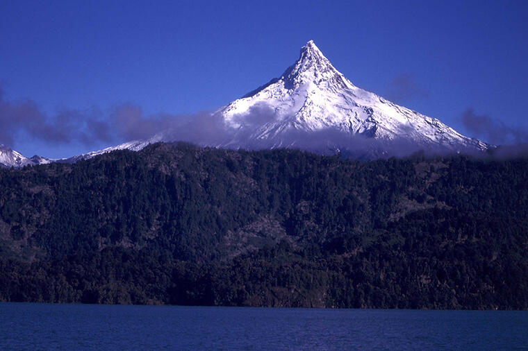 チリ湖水地方のプンティアグド山