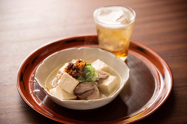 濃厚なチキンスープがあてになる「鶏豆腐」