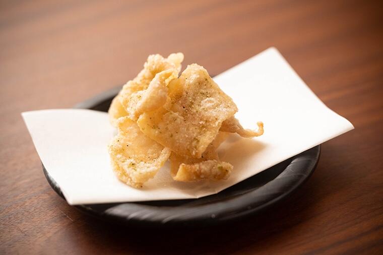 揚げるだけで美味!深き味わいの「鶏皮唐揚げ」