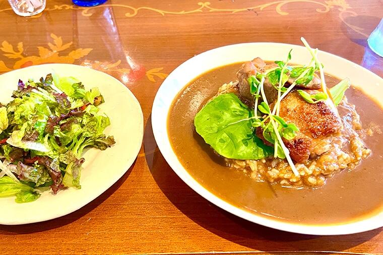 「音楽」で満ちた空間でいただくスパイス感抜群の洋食系カレー|松尾貴史のカレードスコープ(67)