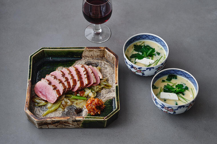 スペシャル感のある鴨肉ローストと優しい口どけのチーズ入り茶碗蒸し
