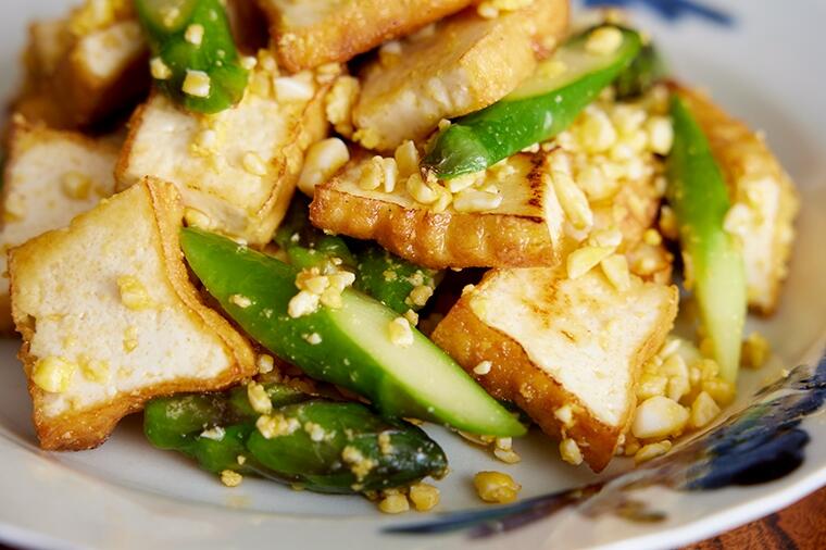 【ベジタリアン大国! 台湾の定番美味おかず】大豆加工品と春の野菜「厚揚げの塩卵炒め」