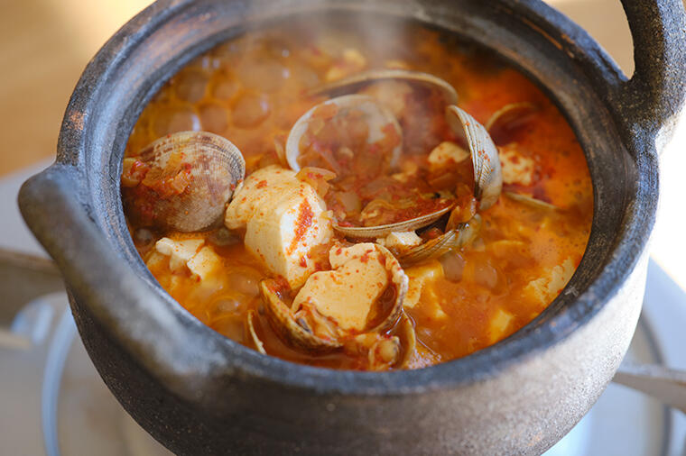 【煮干しとあさりのダブルだし】深い旨味と野菜の甘味のバランスが絶妙な