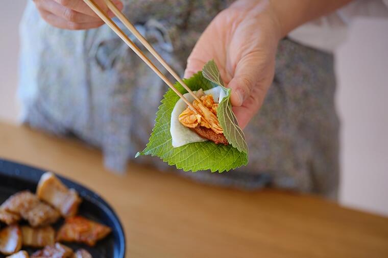 【豚バラをカリッとするまで焼く】漬物との相性がたまらない