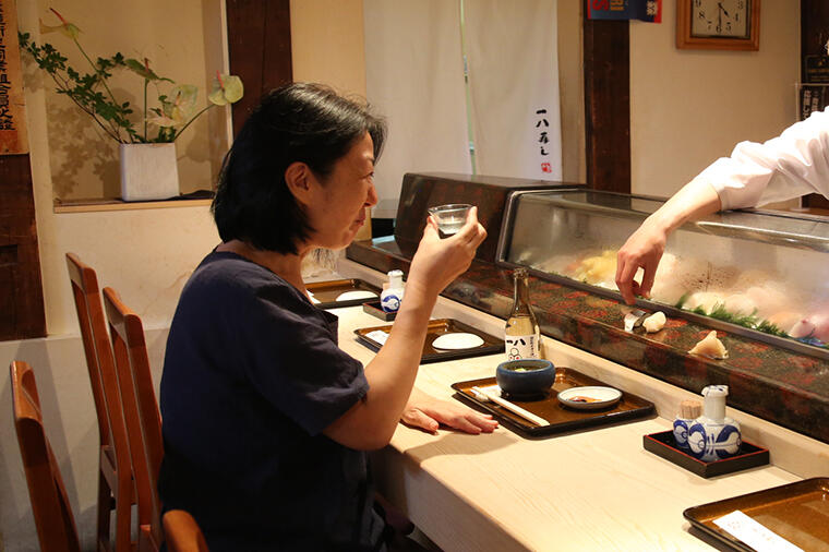 【青森県・青森駅でひとり飲み】北国の旨し握りを、銘酒とともに