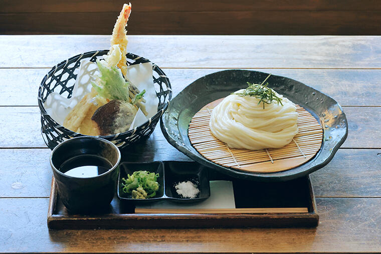 【欲しい、京都に行きつけ】コシがあるのに独特のふわふわ食感は、京都人の好きな柔らかさ『うどん あおい』~料理家ウー・ウェンさんの紹介