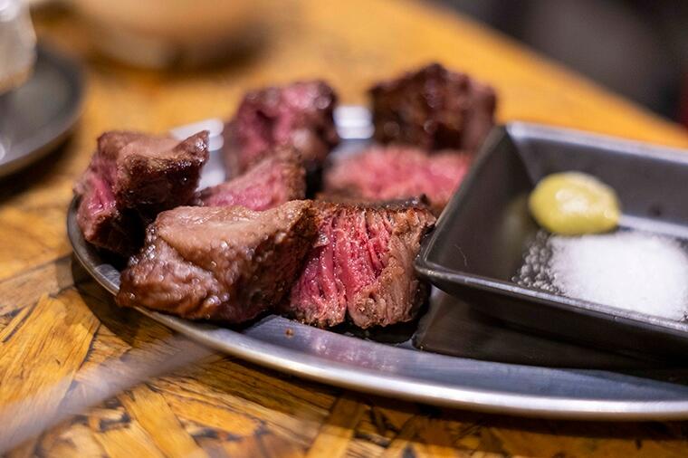 【練馬駅徒歩3分。肉焼き好きの腕が鳴る!】大衆的な町焼肉店「まつとよ苑」で、ぶ厚い黒毛和牛のヒレを焼く。