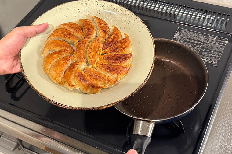 【編集部の愛用品】見て!この焼き上がり!餃子を焼くなら一択!あえて小さい「サーモス20cmフライパン」