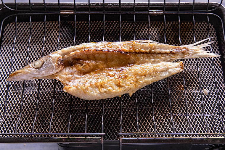 細長い「カマス」の干物。頭を残した