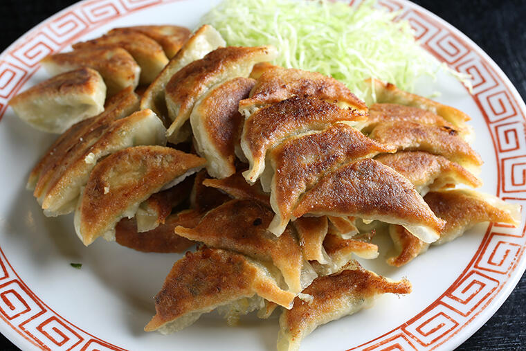 【福岡・博多駅前の餃子の名店でひとり飲み】小粒サイズの餃子は、ビールぐびぐびの大いなる幸あり!
