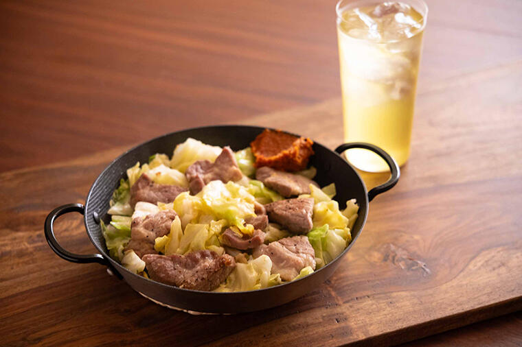 3通りの味わい方が楽しめる、酒好きに嬉しい一品。特製味噌だれ付き「博多風豚キャベツ焼き」