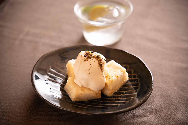 なめらかなソースもカリッとした唐揚げも、どちらも豆腐。異なる食感で味わう「豆腐の唐揚げ 豆腐ソース」