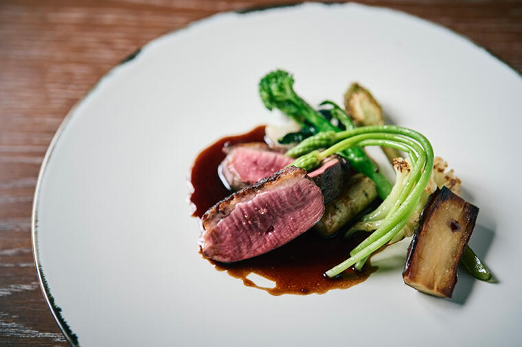 【教えて、浅草の行きつけ】繊細なフレンチとやさしい味わいのナチュラルワインでくつろぐ料理店~「釜浅商店」熊澤大介さんの紹介