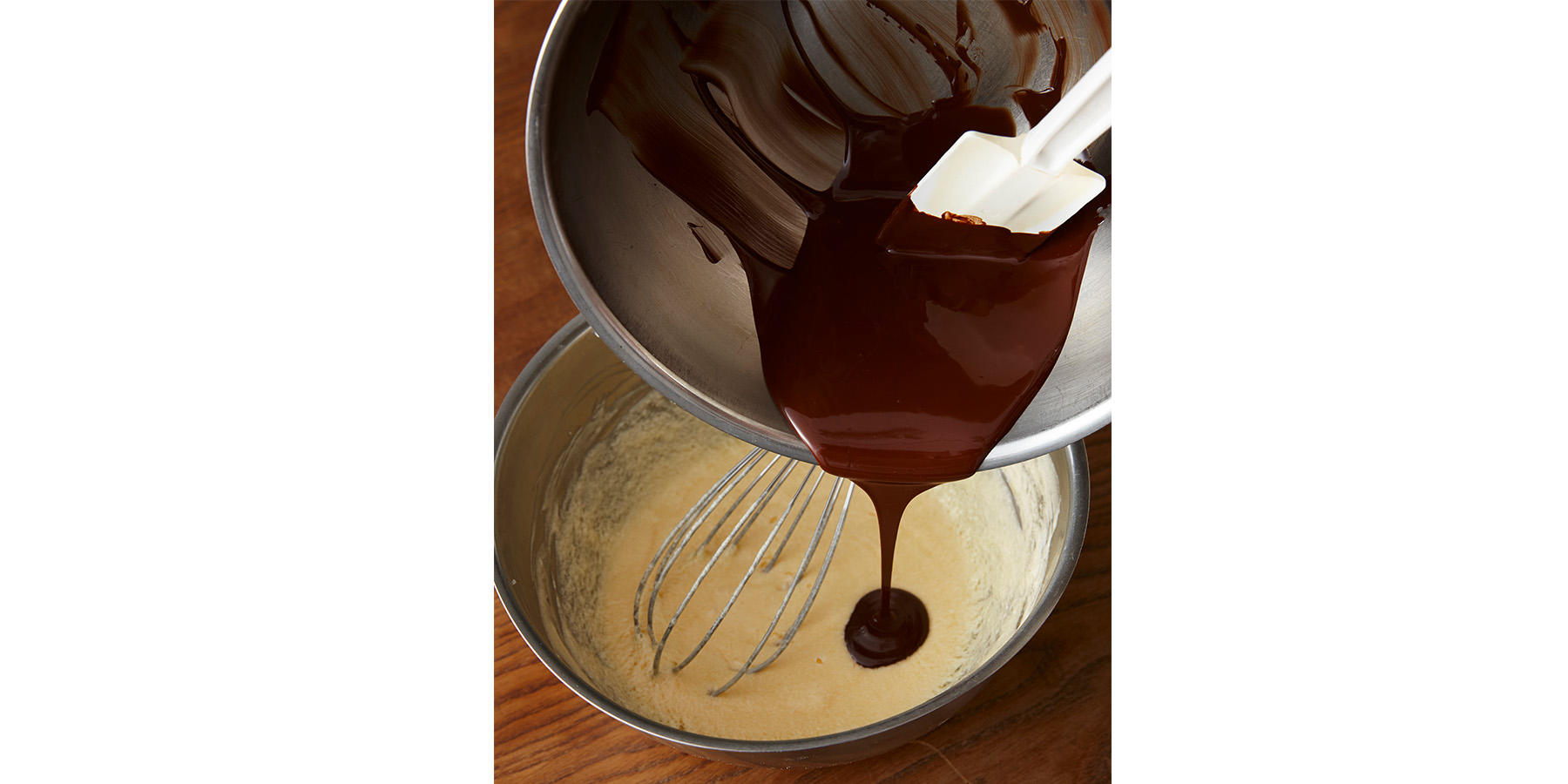 チョコレートとバターを溶かす