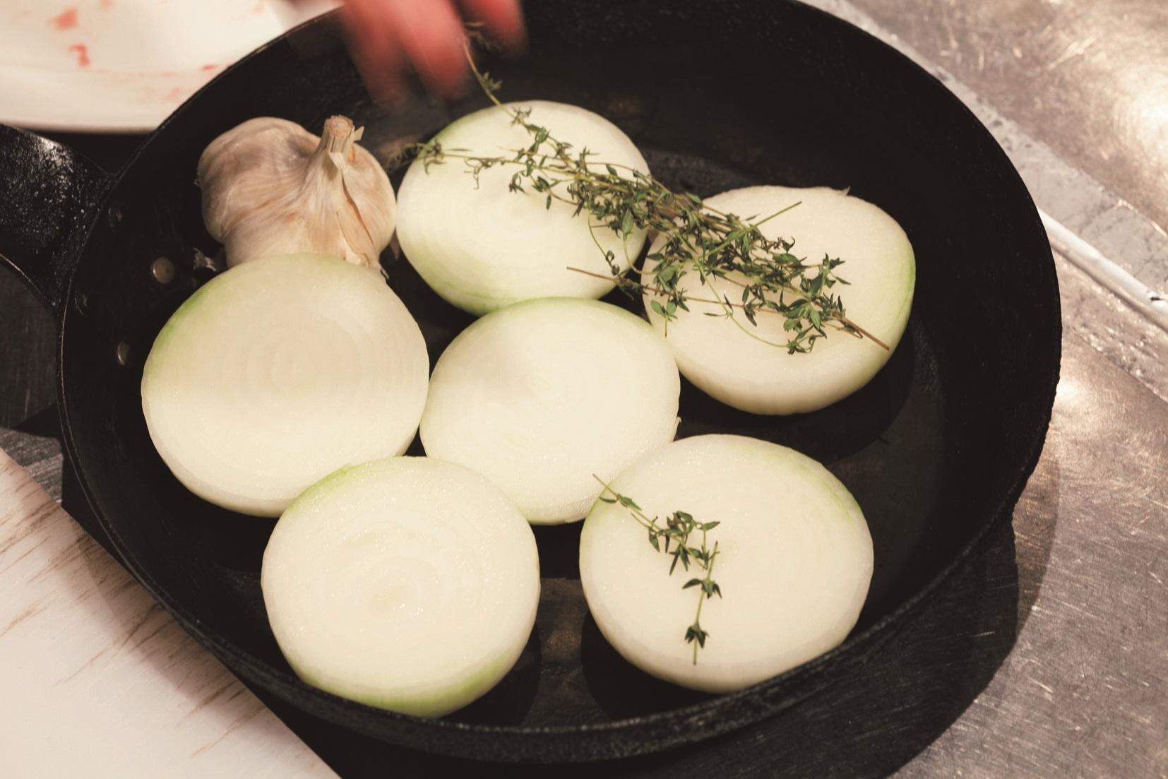 玉ねぎを並べる