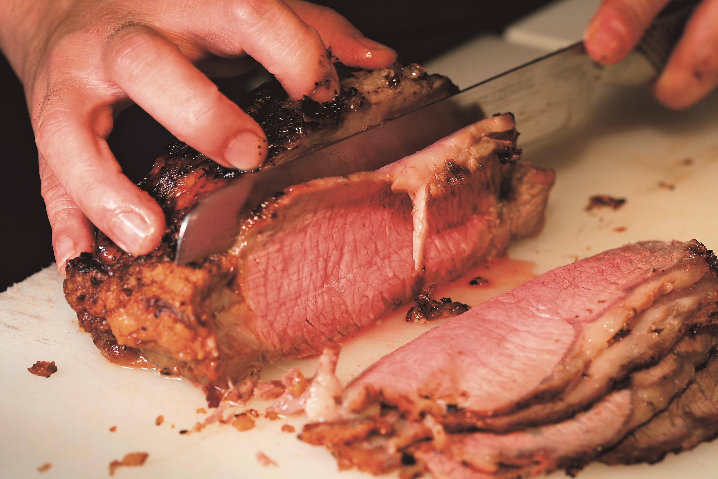 ローストビーフを薄く切る