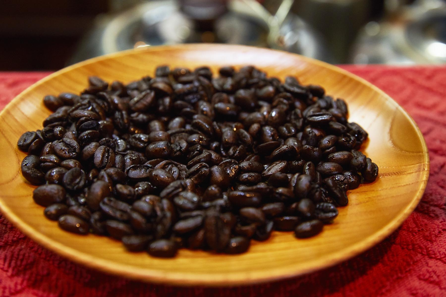 2018年の夏に導入したばかりの井上製作所の焙煎機で焼いた珈琲豆。表面に珈琲のオイル分がにじみ出ている深煎りだ。先代の昂さんは、どんな豆を焼いていたのだろう。