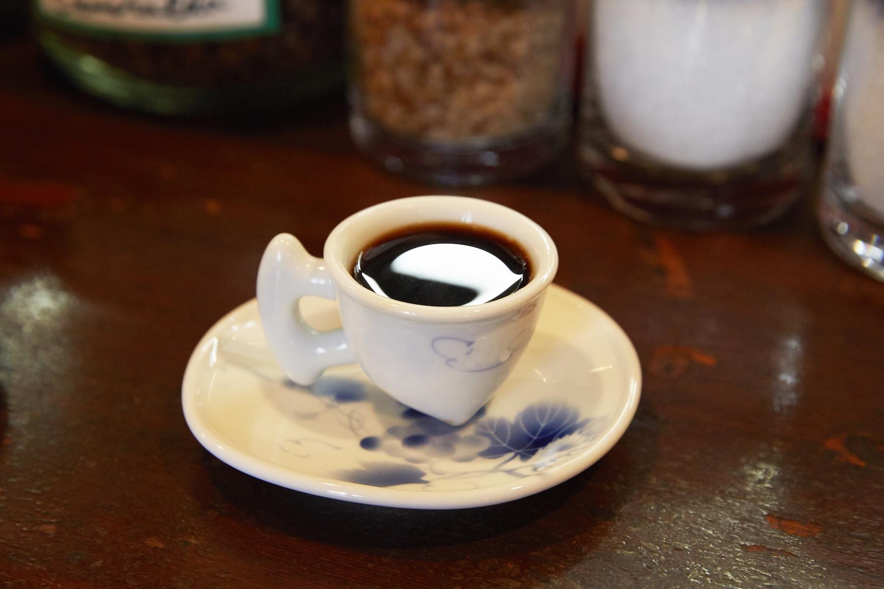 デミタスカップで味わった濃厚なマンデリン。深くて濃いのに、決してどぎつくないというか、軽みがあって舌離れもいい。思わず「うわあ、美味しい！！いやあ、ホントに美味しい」を連発してしまった。