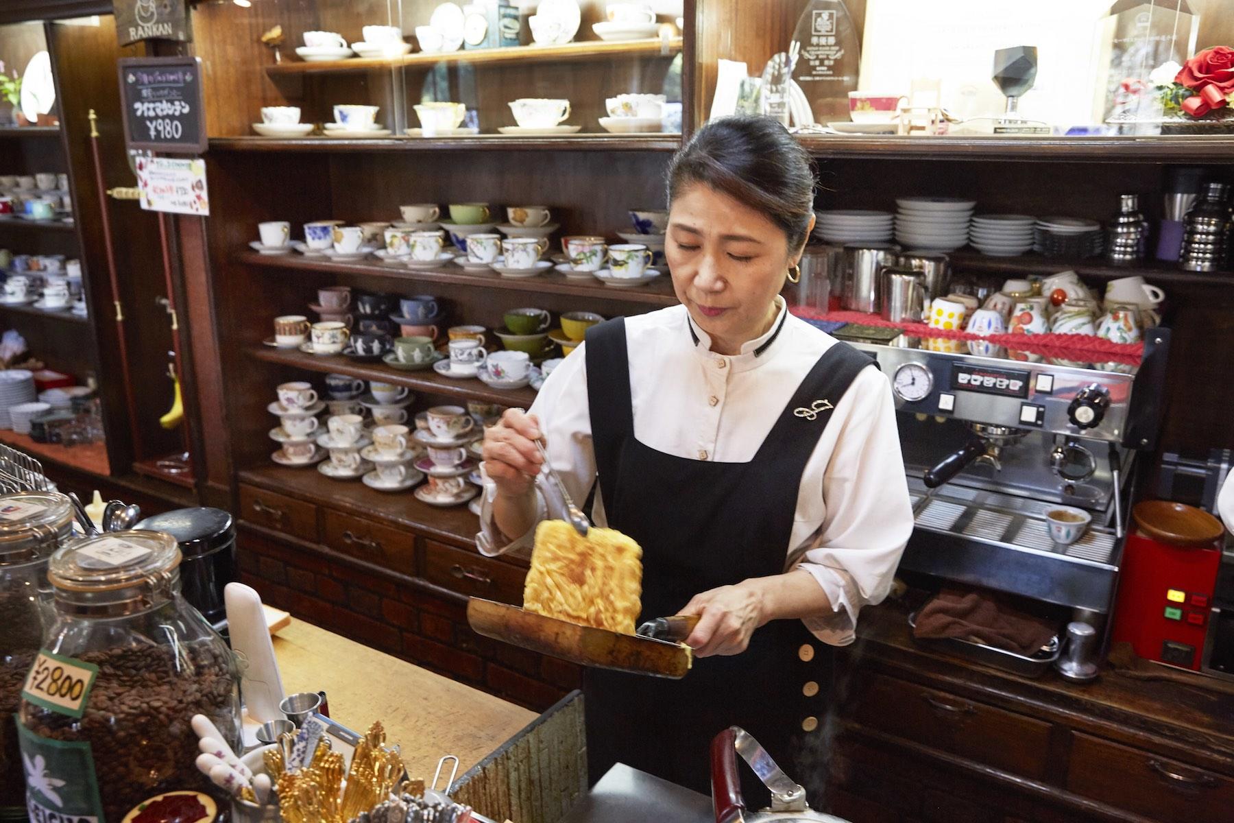 「ほらっ！ いい色に焼き上がったでしょ」。大人気のエッグサンドづくりに翻弄、いや奮闘中の順子さん。2019年もいつもと同じ光景が見られました。