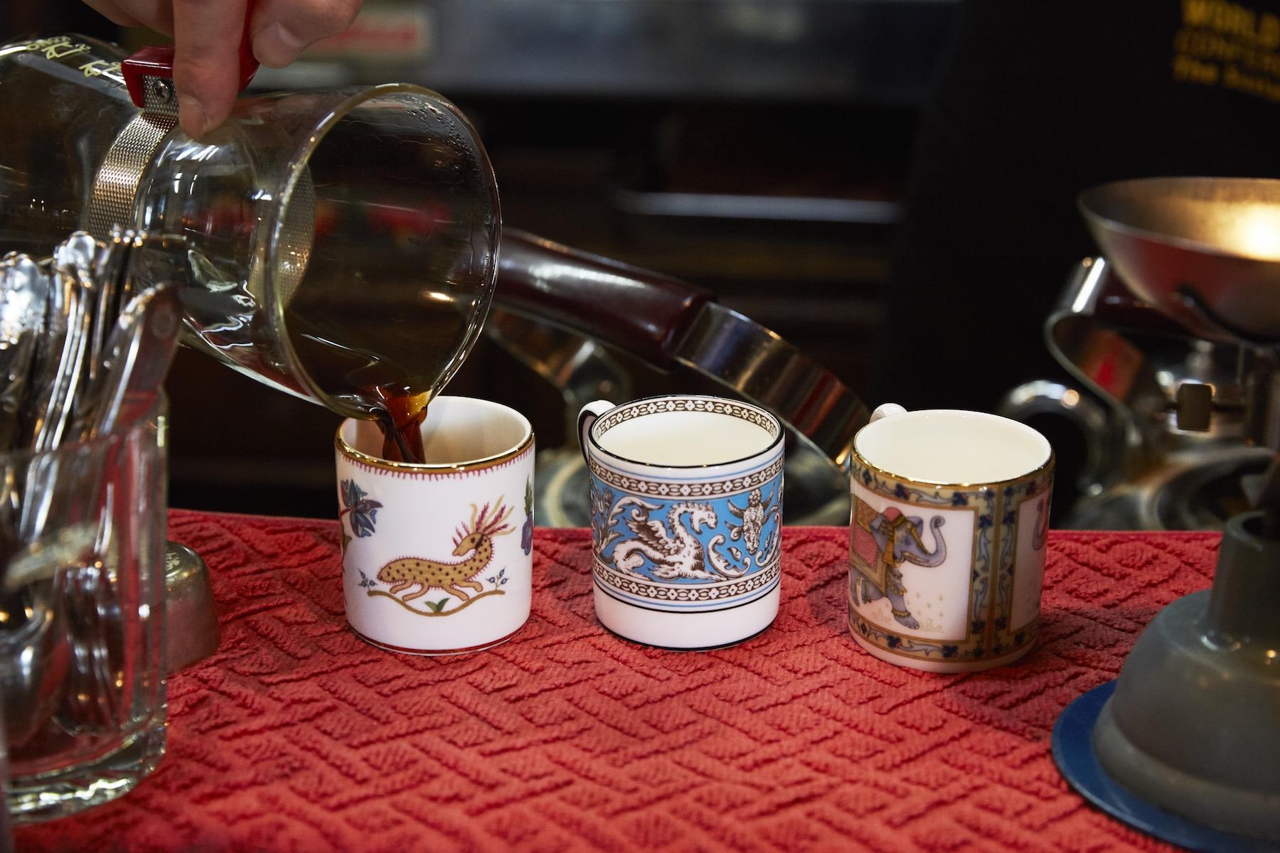 出来たての珈琲がカップに注がれる瞬間、人の珈琲なのに、自分の心まで満たされる。カウンターの背後に並ぶカップは、エジプト風からロココ調、和ものや英国、北欧ものなど。珈琲の種類や、その日の服装などに合わせて選んでくれる。