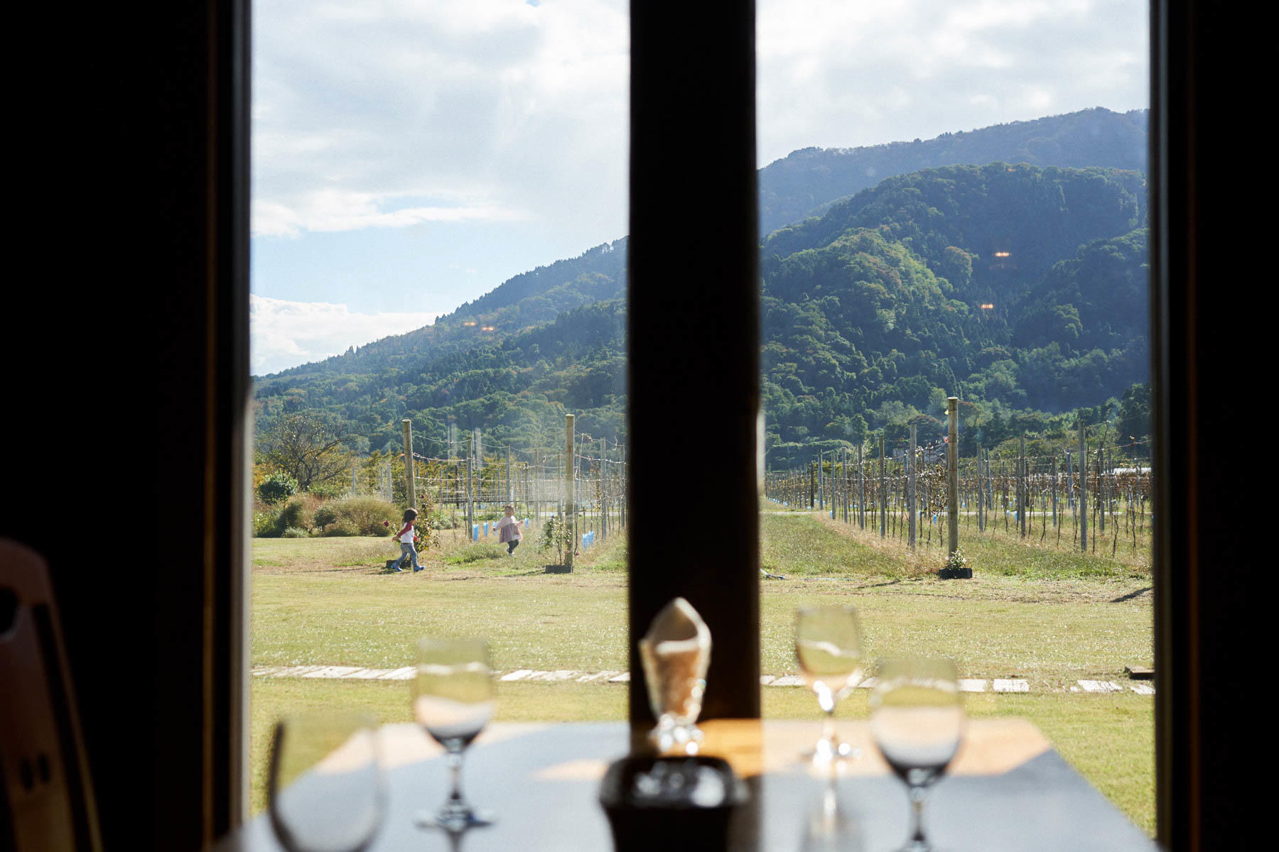 併設の「ガーデンレストラン」の窓からは角田山が望める。