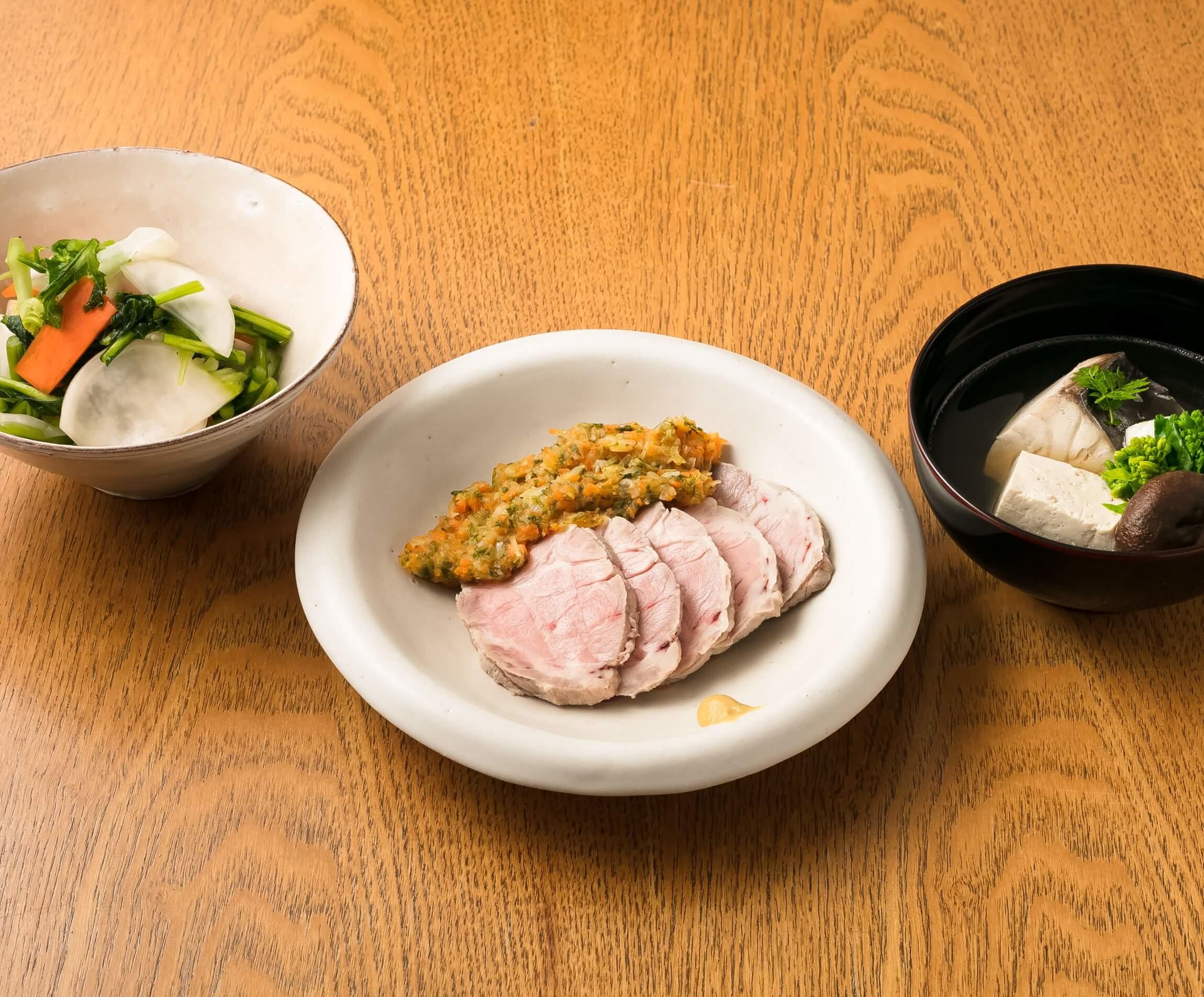 「分とく山」の野﨑洋光さんの料理。左から、かぶの浅漬け、塩ゆで豚、煮魚。