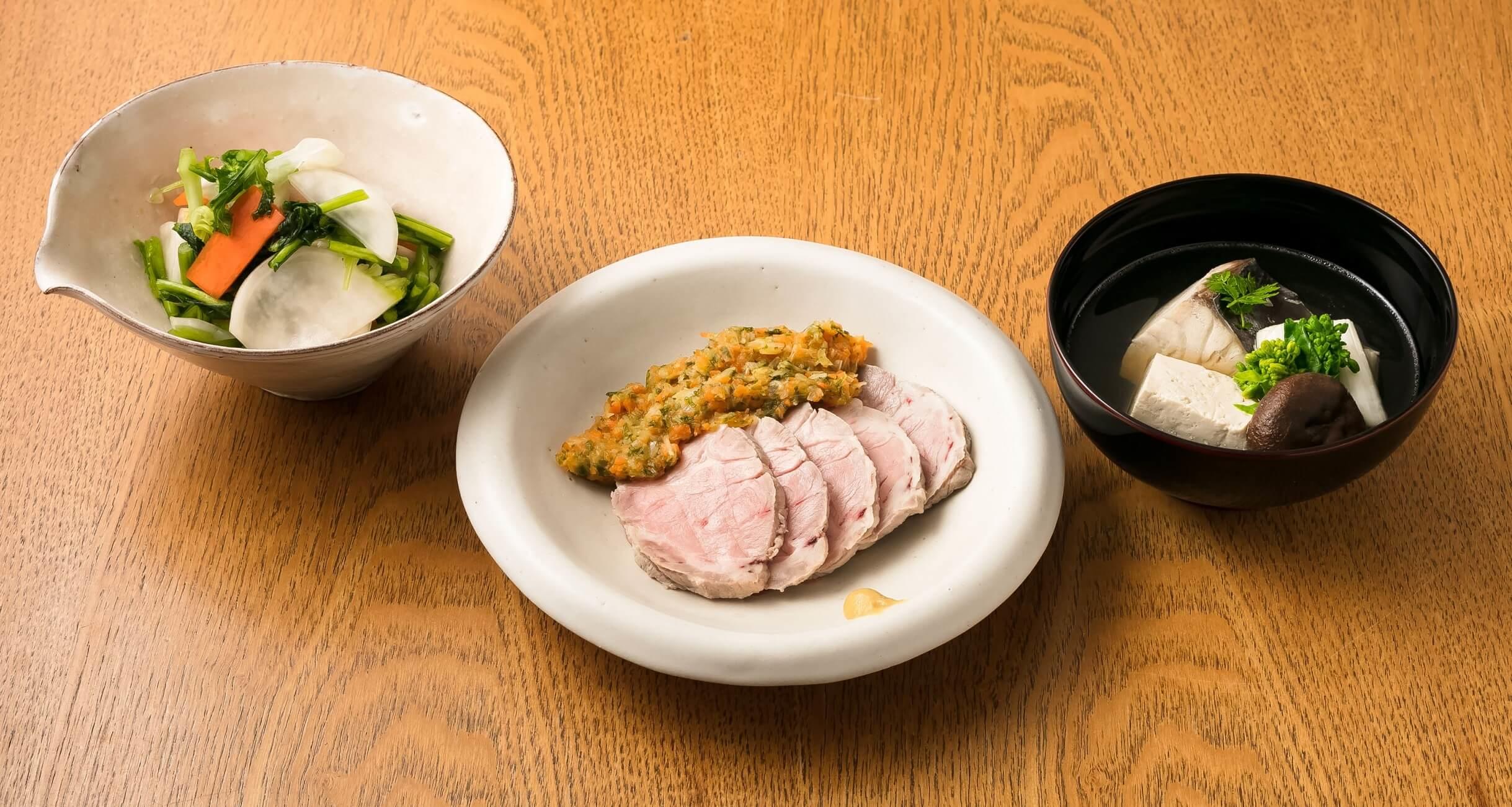 「分とく山」の野﨑洋光さんの料理。左から、かぶの浅漬け、塩ゆで豚、煮魚。