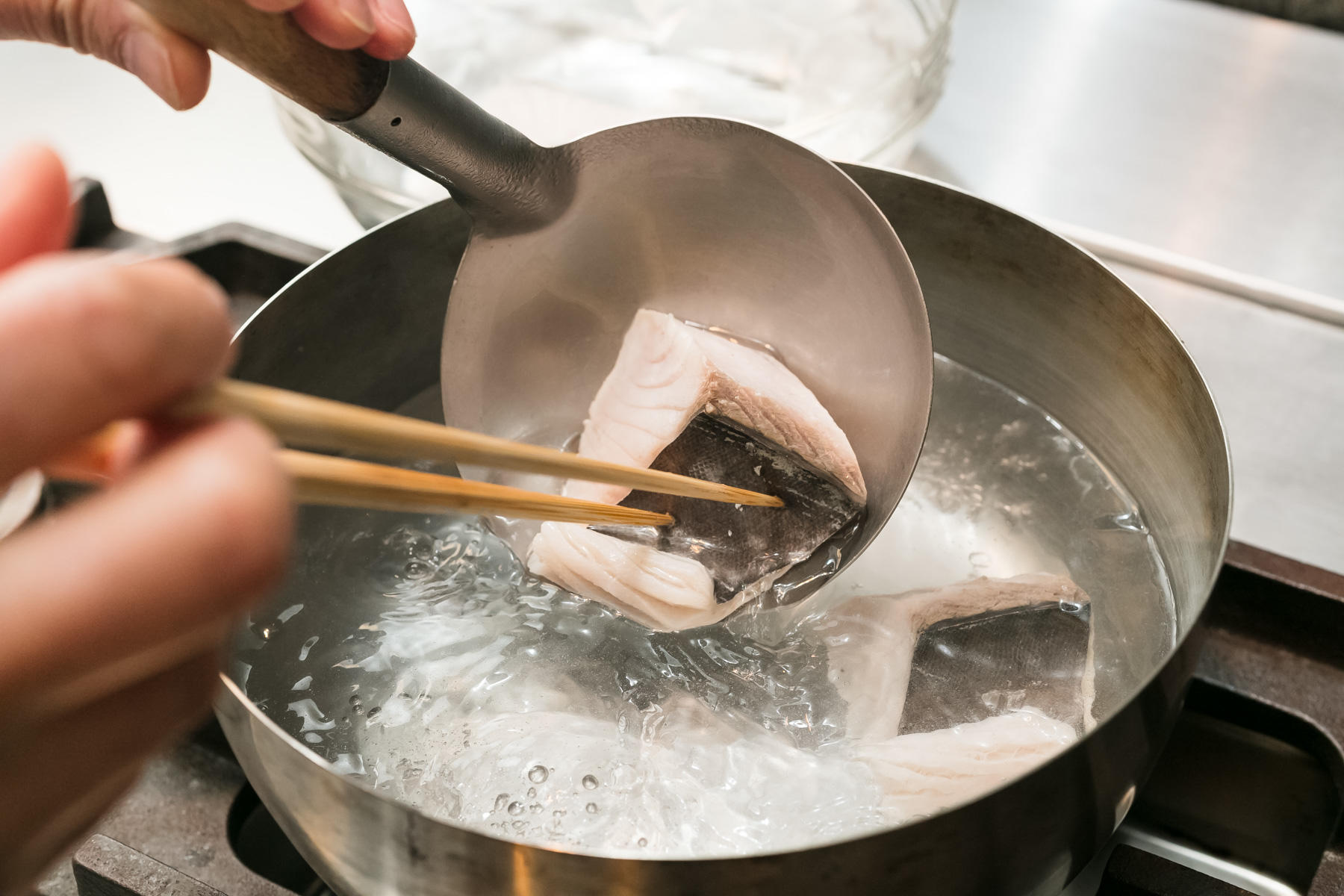さわらを湯通しする