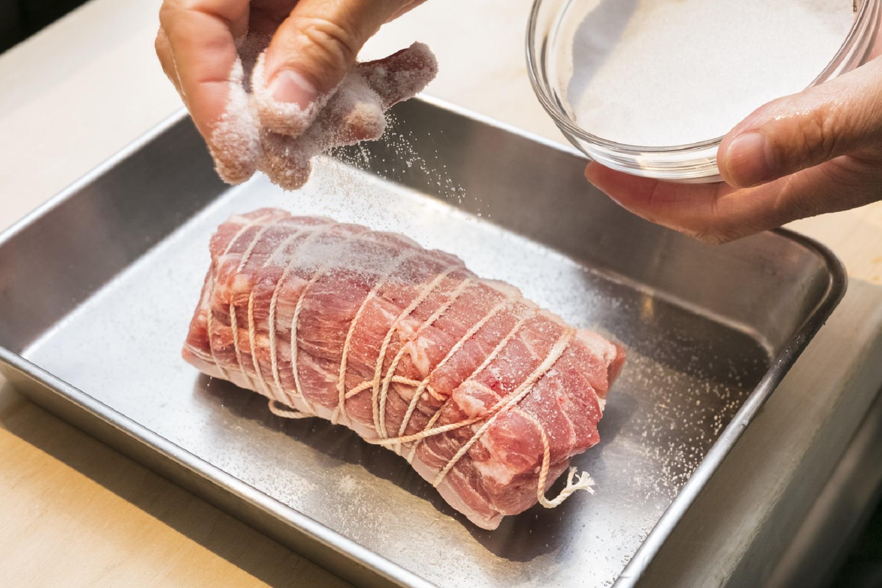 豚肉に食塩をまぶす