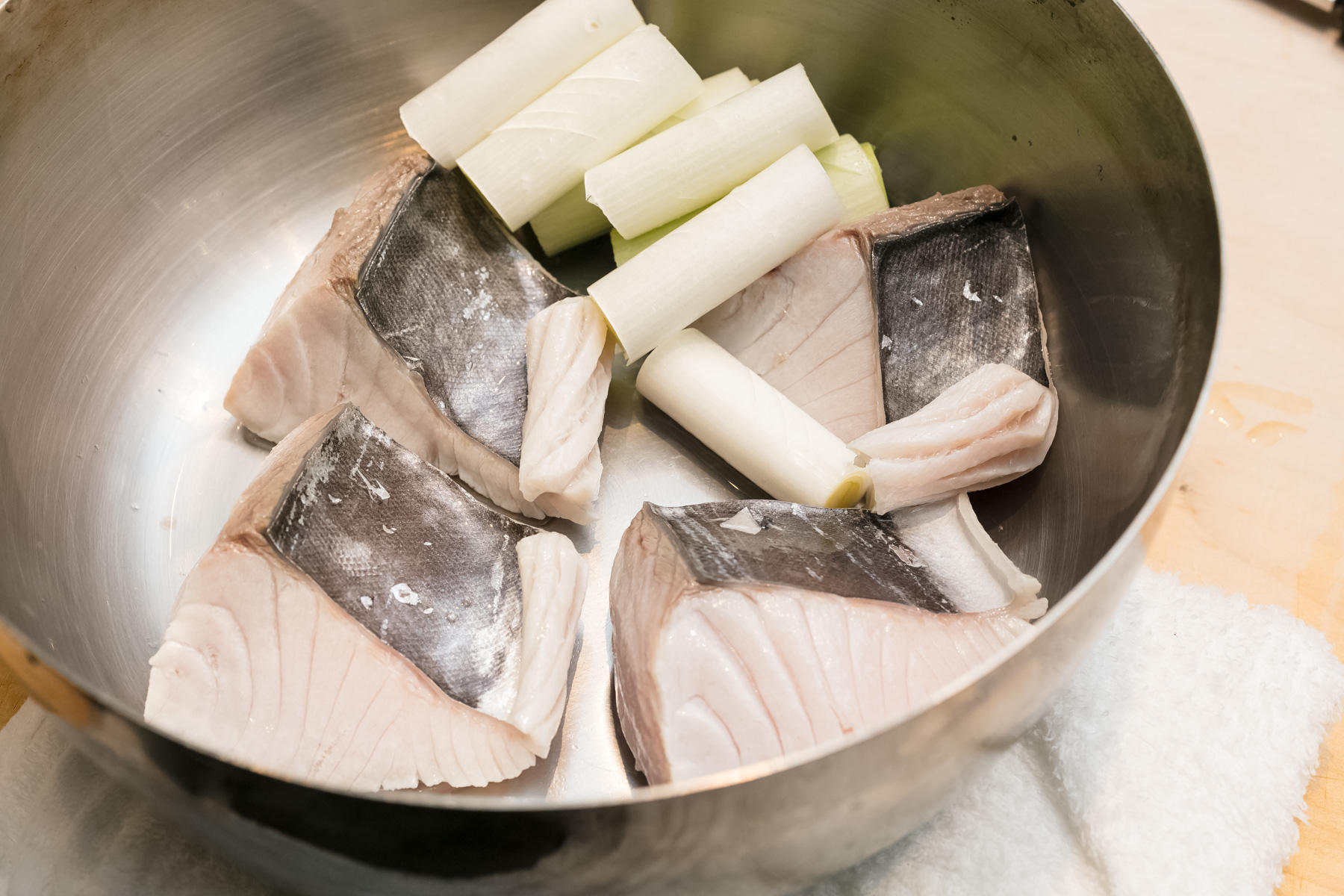 鍋に材料を入れる