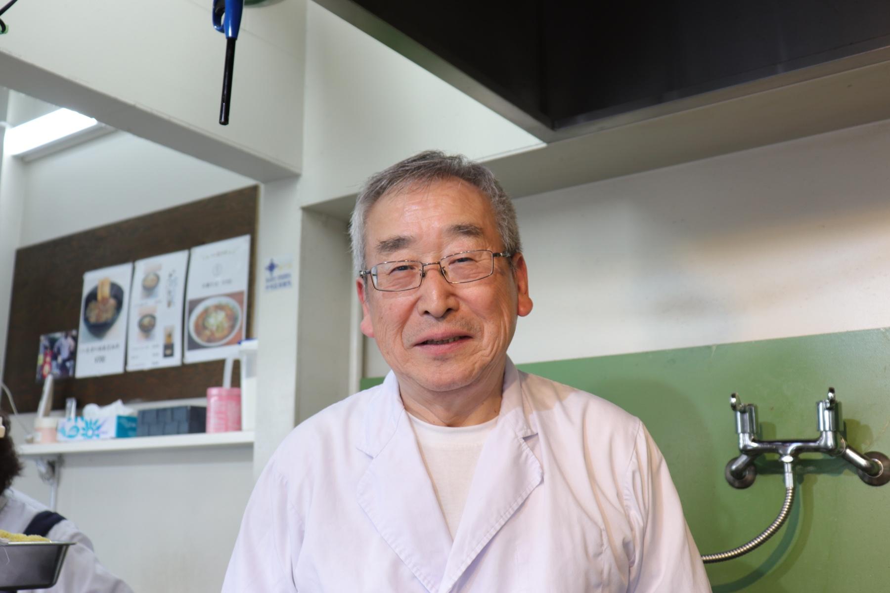 笑顔の優しい店主の若林吾郎さん。店を継ぐ前は勤め人で営業職をされていたとのこと。