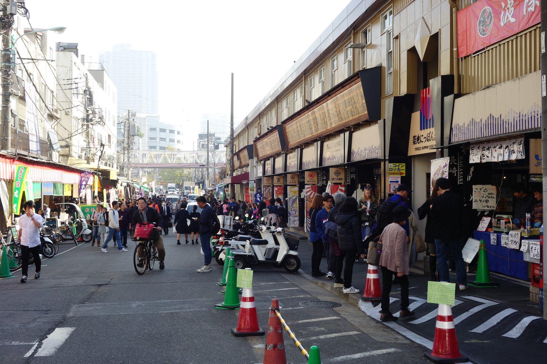 午後3時、築地場外市場は閉め始める店も多いのだが、賑わいはまだ衰えず。