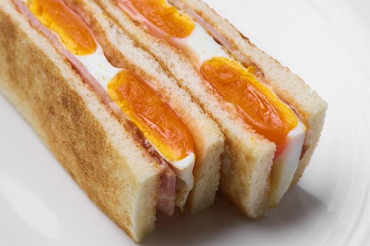 ホテルニューオータニ（東京）の「王道」たまごサンドウィッチ、完全版／黄身ねっとり＆パンはサックリ！オーロラソースで気分も弾む「目玉焼きサンドウィッチ」