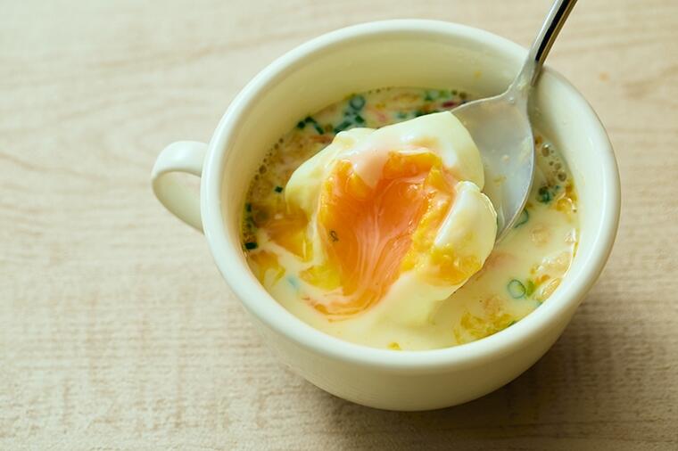 クリーミーなスープに黄身が溶け込んで至福のトロントロン。レンチンで完成する「豆乳たまごのスープ」/4月5日の『たまごスープ日めくりカレンダー』