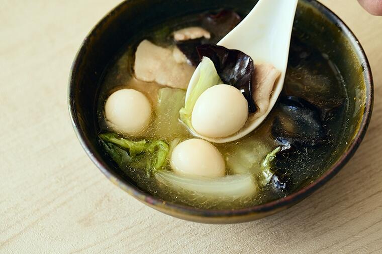 満足度、優勝!白メシにかけて丼にして、ワシワシとかっ込みたい。「うずらのたまご入り八宝菜風スープ」/4月12日の『たまごスープ日めくりカレンダー』