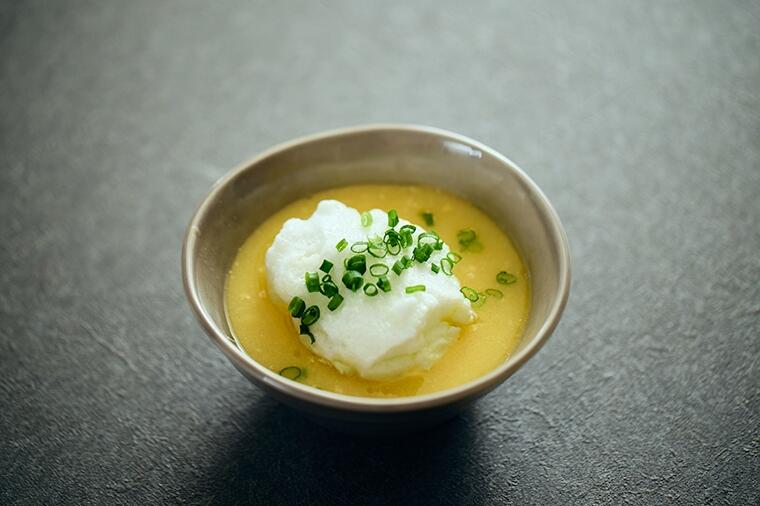 雲のようなメレンゲが誘う、たまごスープの新たな境地。「淡雪コーンスープ」/4月13日の『たまごスープ日めくりカレンダー』