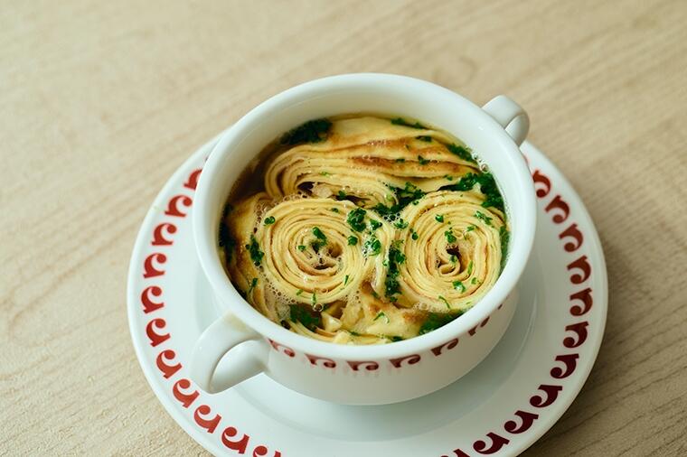 この食感、新体験。スープを吸ったクレープはトキメキの美味しさ。「クレープのコンソメ」/4月14日の『たまごスープ日めくりカレンダー』