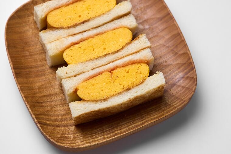 甘めの優しいオムレツに、とんかつソース＆ケチャップをW塗り。甘じょっぱ味に誰もが虜になる「オムレツサンドウィッチ」／ホテルニューオータニ（東京）の「王道」たまごサンドウィッチ、完全版