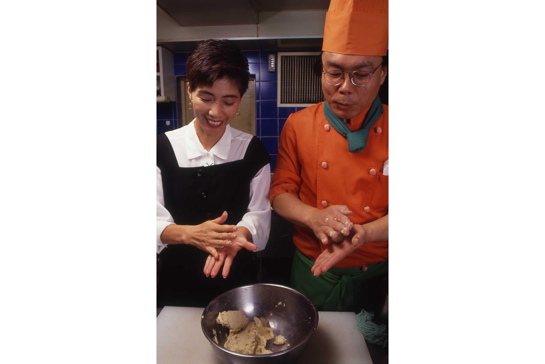 1954年大阪府生まれの庄野真代さん。メキシコには2週間ほど滞在していたこともある。著書に世界一周の旅をしたときのことを綴った『庄野真代のthe世界漫遊記』(サンケイ出版)、『庄野真代、支えあう社会を奏でたい―国境なき楽団からはじまった挑戦』(ポット出版)などがある。