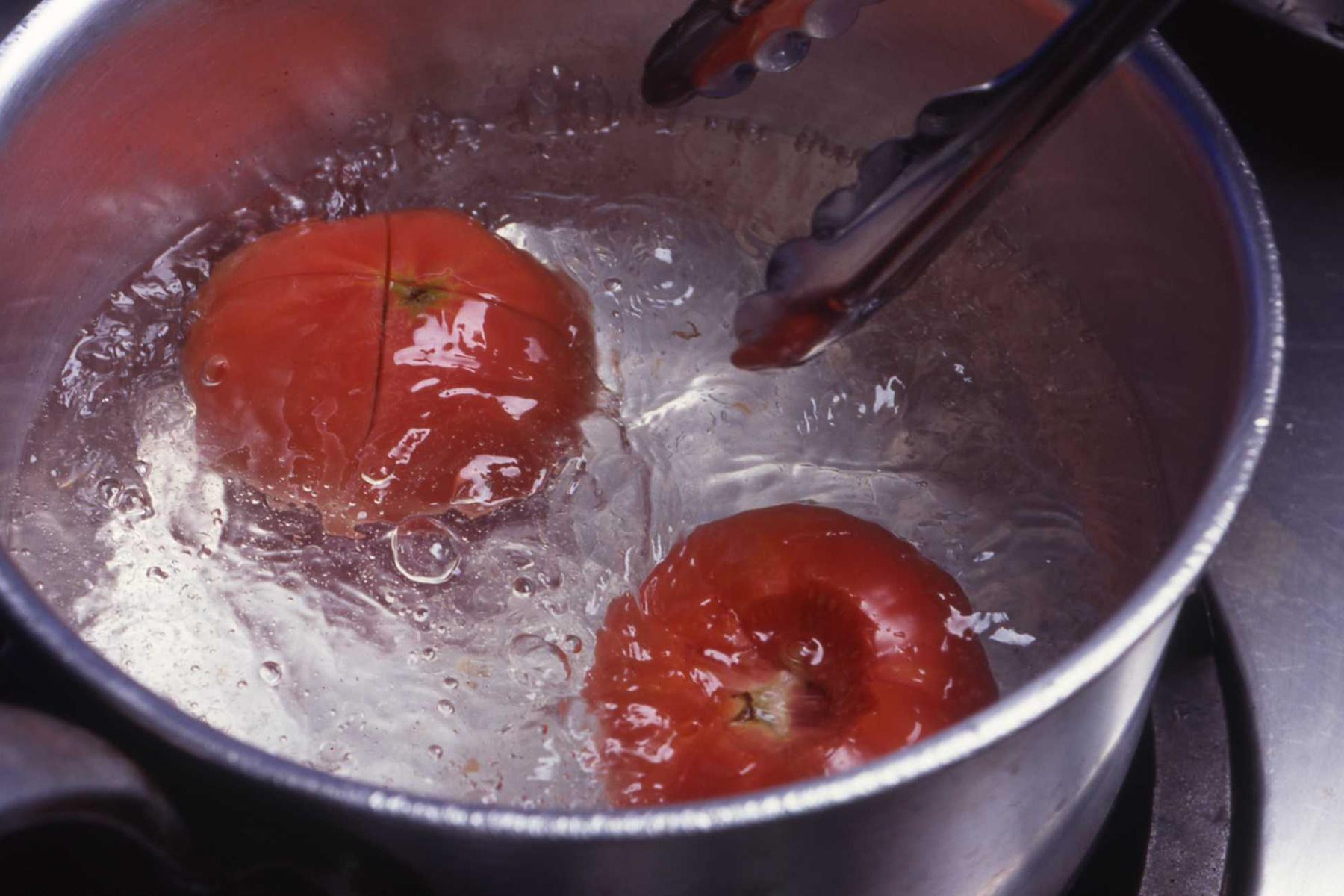 トマトの皮をむく