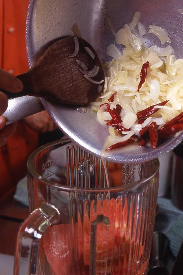 ミキサーで混ぜ合わせる