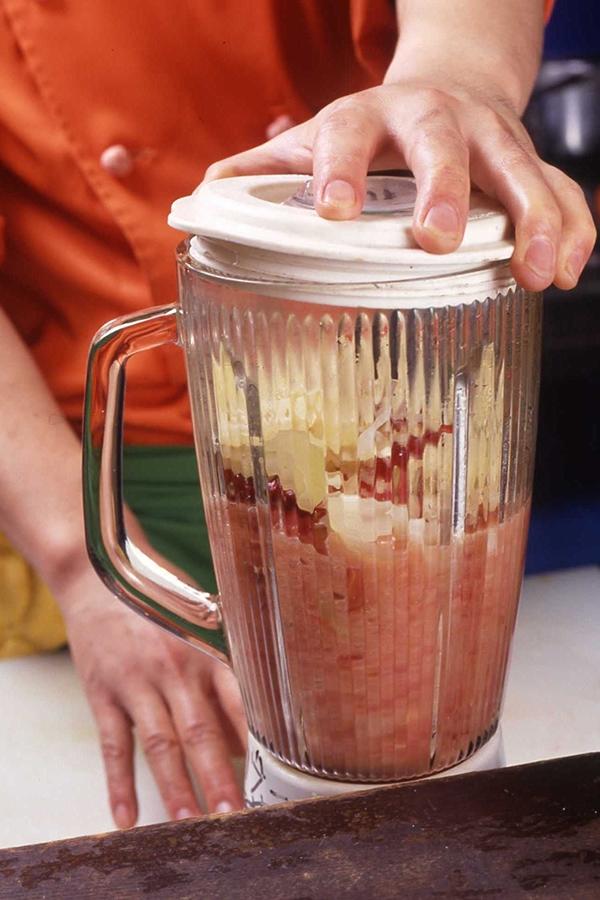 ミキサーで混ぜ合わせる